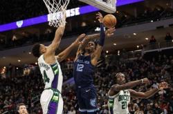 开云体育中国-包含雄鹿主场大胜灰熊，字母哥轰下40分的词条