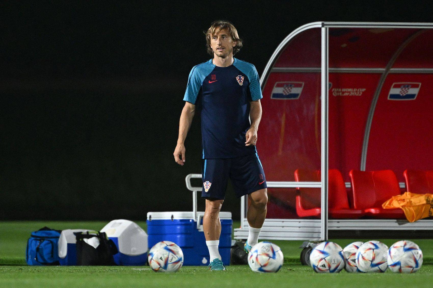 关于比利时队员突围重生，锁定淘汰赛资格的信息