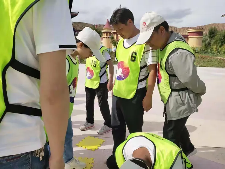 小牛克服困难赢得胜利，晋级下一轮的简单介绍