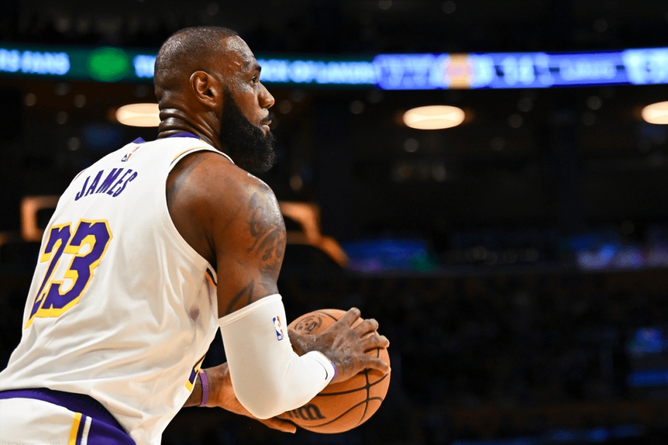 湖人惨败湖人，詹皇低迷表现难力挽狂澜